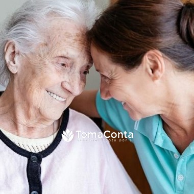 cuidadora com formação em Gerontologia