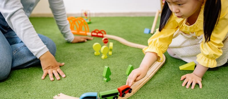 crianças em idade pré-escolar brincam a corrida de carros (jogos educativos)