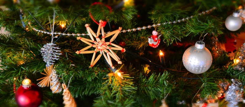 Pormenor de árvore de Natal verde com decorações feitas durante atividades de Natal para idosos.