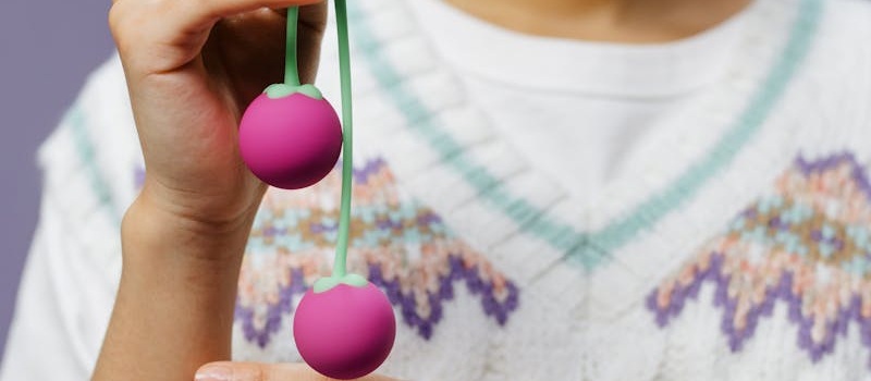 mulher segura duas bolas de exercício kegel para fisioterapia pélvica